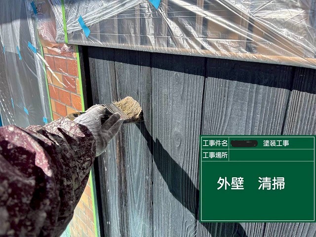 明石市　外壁木部の清掃の様子